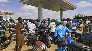 Persone in coda con le loro motociclette presso una stazione di servizio a causa della carenza di carburante a Bamako, Mali, martedì 7 ottobre 2025 (AP Photo)