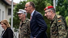 El canciller federal Friedrich Merz (CDU) con funcionarios de la Bundeswehr