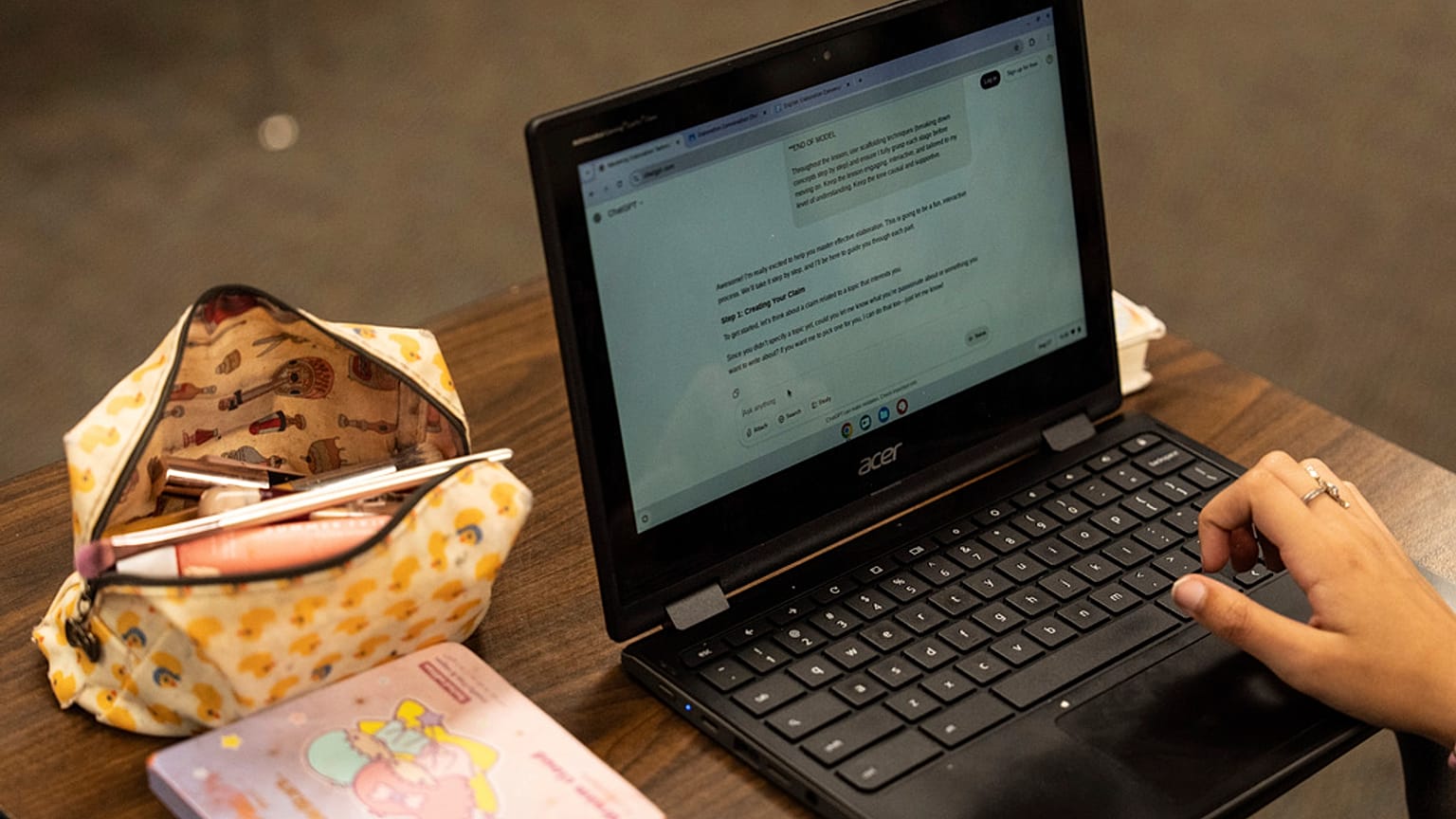 صورة تعبيرية لطالب يكتب رسالة في ChatGPT على جهاز Chromebook أثناء حصة اللغة الإنجليزية لكيسي كوني في مدرسة فالنسيا الثانوية في سانتا كلاريتا، كاليفورنيا