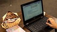 صورة تعبيرية لطالب يكتب رسالة في ChatGPT على جهاز Chromebook أثناء حصة اللغة الإنجليزية لكيسي كوني في مدرسة فالنسيا الثانوية في سانتا كلاريتا، كاليفورنيا