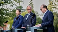 El canciller Friedrich Merz (centro), el vicecanciller Lars Klingbeil (izquierda) y el ministro del Interior, Alexander Dobrindt, comparecen en la Villa Borsig de Berlín.