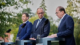 El canciller Friedrich Merz (centro), el vicecanciller Lars Klingbeil (izquierda) y el ministro del Interior, Alexander Dobrindt, comparecen en la Villa Borsig de Berlín.