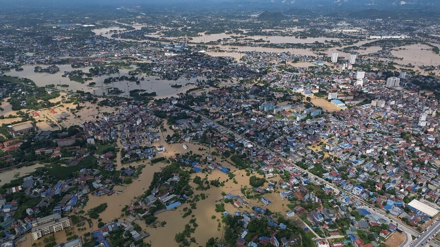 Esta imagen aérea muestra las inundaciones tras el tifón Matmo en Thai Nguyen, Vietnam.