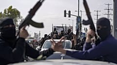 DOSYA - Hamas'ın El Kassam Tugayları üyeleri, 19 Ocak 2025'te Deyr el-Belah'ta Hamas ve İsrail arasındaki ateşkes anlaşmasını kutlarken bir geçit törenine katıldılar