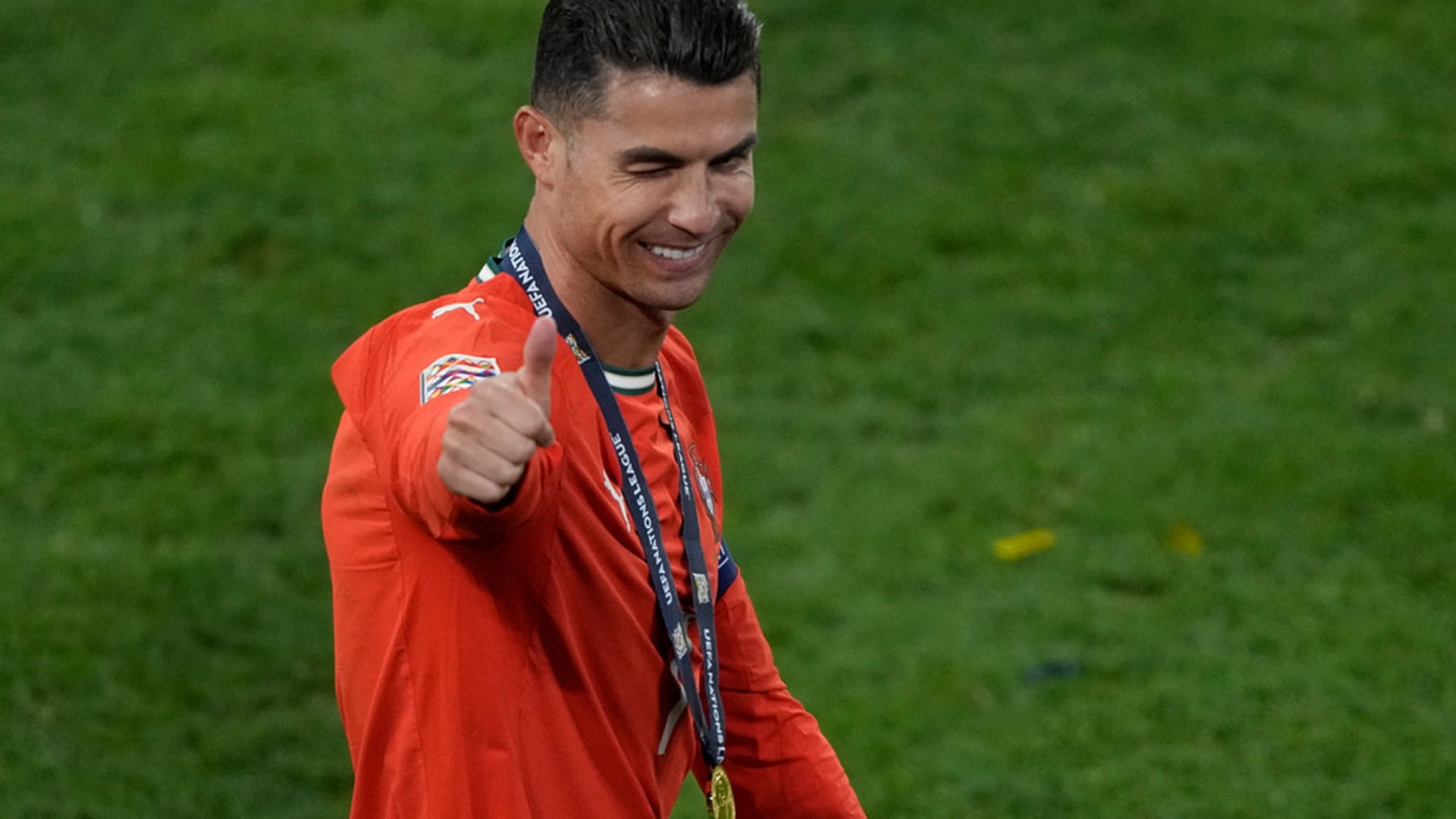 Ronaldo rekorlarına bir yenisini daha ekledi ve ilk multi-milyoner futbolcu oldu