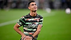 Cristiano Ronaldo de Portugal se estira antes de un partido de clasificación para el Mundial 2026 en Budapest, el 9 de septiembre de 2025.