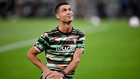 Cristiano Ronaldo de Portugal se estira antes de un partido de clasificación para el Mundial 2026 en Budapest, el 9 de septiembre de 2025.
