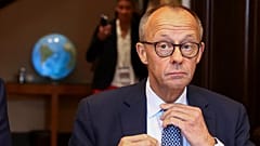 ΑΡΧΕΙΟ - Ο Γερμανός καγκελάριος Φρίντριχ Μερτς ρυθμίζει τη γραβάτα του κατά τη διάρκεια συνεδρίασης του διήμερου υπουργικού συμβουλίου στη Villa Borsig στο Βερολίνο. 1 Οκτωβρίου 2025.