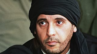 يشاهد حنبعل القذافي، ابن الزعيم الليبي السابق معمر القذافي، تمرين وحدة عسكرية نخبوية في زليتن، ليبيا.