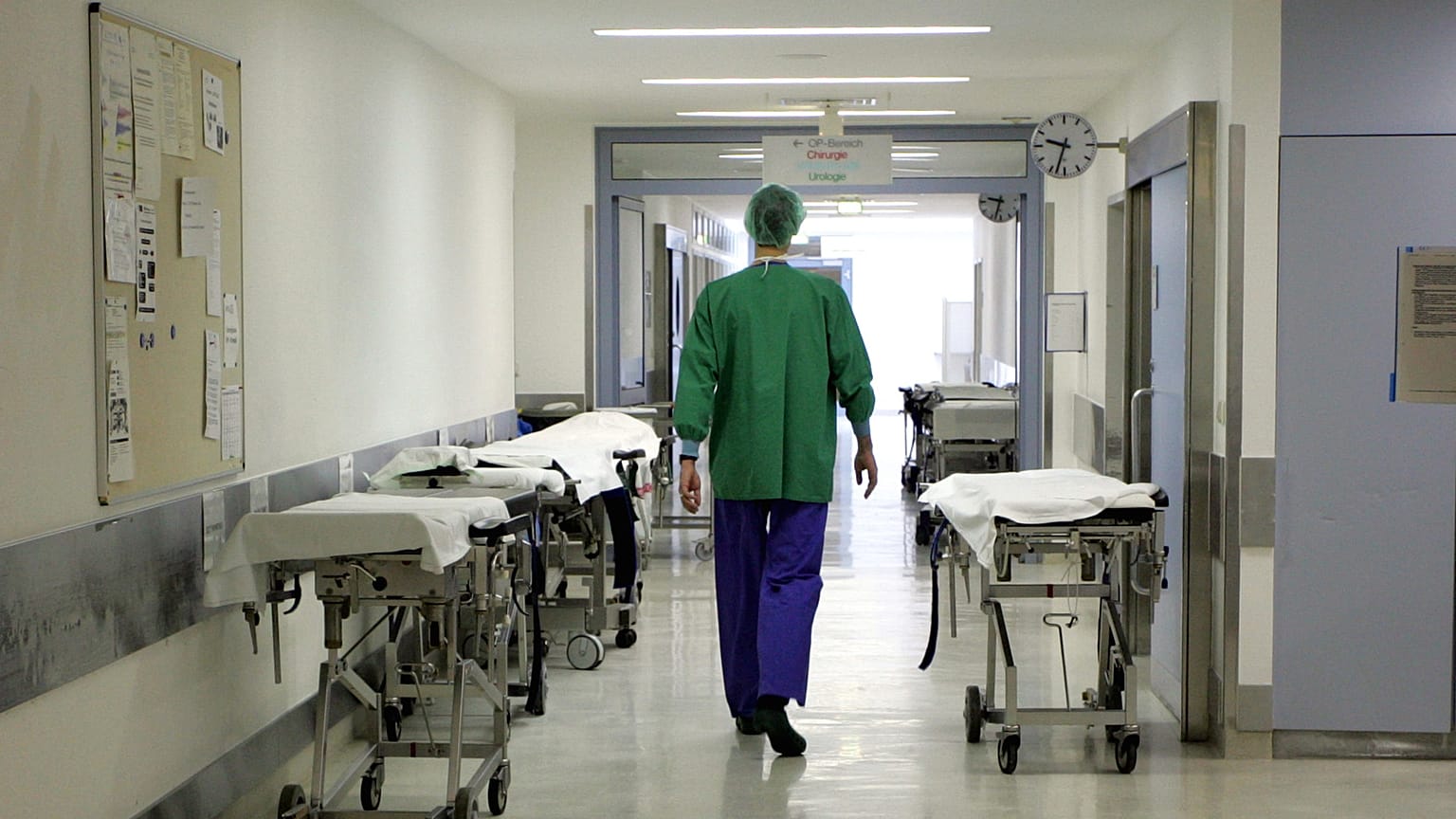طبيب يسير في أحد ممرات عيادة جامعة بون
