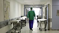 طبيب يسير في أحد ممرات عيادة جامعة بون