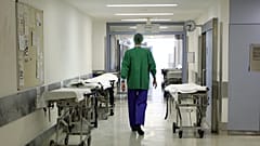 طبيب يسير في أحد ممرات عيادة جامعة بون