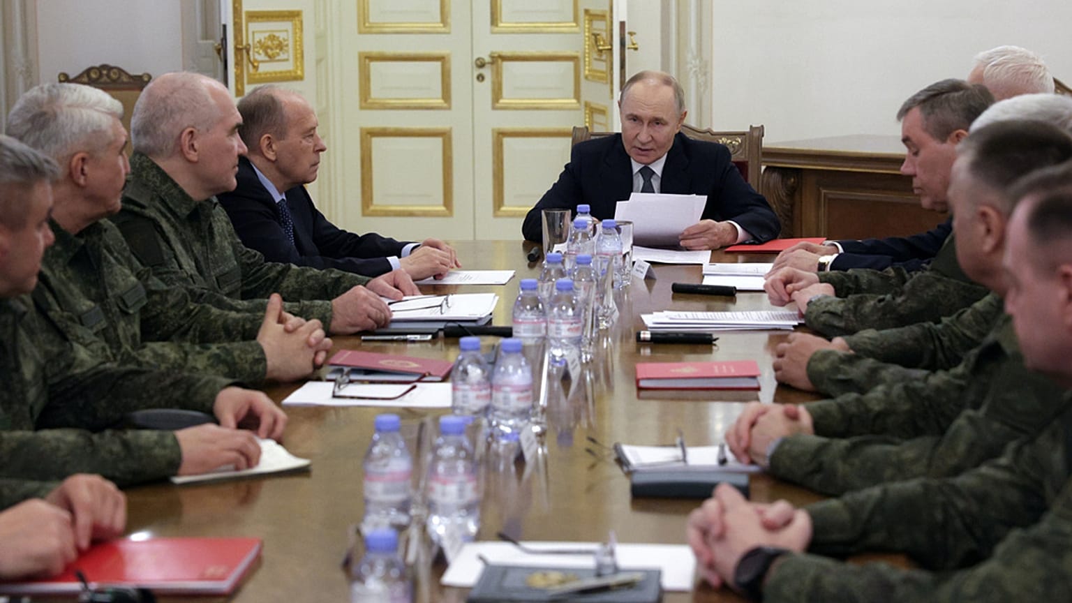 Rusya Devlet Başkanı Vladimir Putin bir grup komutanla beraber St. Petersburg'da, 7 Ekim 2025