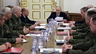 Rusya Devlet Başkanı Vladimir Putin bir grup komutanla beraber St. Petersburg'da, 7 Ekim 2025