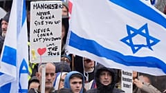 Άνθρωποι συμμετέχουν σε διαμαρτυρία έξω από τον Καθεδρικό Ναό του Μάντσεστερ μετά την επίθεση στη συναγωγή Heaton Park Hebrew Congregation στο Crumpsall, 5 Οκτωβρίου 2025.