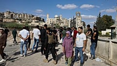 سكان من حي الشيخ مقصود بحلب يغادرون الحي بعد اشتبكات بين قوات سوريا الديمقراطية والأمن العام التابع لحكومة دمشق 7 أكتوبر 2025