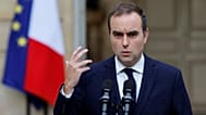 Le Premier ministre français démissionnaire, Sébastien Lecornu, fait une déclaration à l'Hôtel Matignon, à Paris, le mercredi 8 octobre 2025
