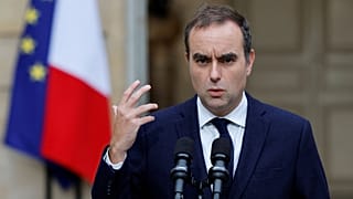 Le Premier ministre français démissionnaire, Sébastien Lecornu, fait une déclaration à l'Hôtel Matignon, à Paris, le mercredi 8 octobre 2025