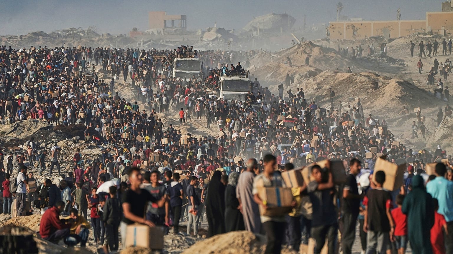 16 Haziran 2025’te Gazze’ye giden Dünya Gıda Programı konvoyundan indirilen yardımlar taşınırken.