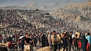 16 Haziran 2025’te Gazze’ye giden Dünya Gıda Programı konvoyundan indirilen yardımlar taşınırken.