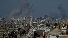 يتصاعد الدخان إثر غارة عسكرية إسرائيلية على مدينة غزة كما شوهدت من وسط قطاع غزة، الأربعاء 8 أكتوبر 2025 