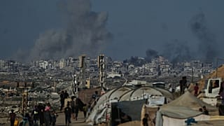 يتصاعد الدخان إثر غارة عسكرية إسرائيلية على مدينة غزة كما شوهدت من وسط قطاع غزة، الأربعاء 8 أكتوبر 2025 