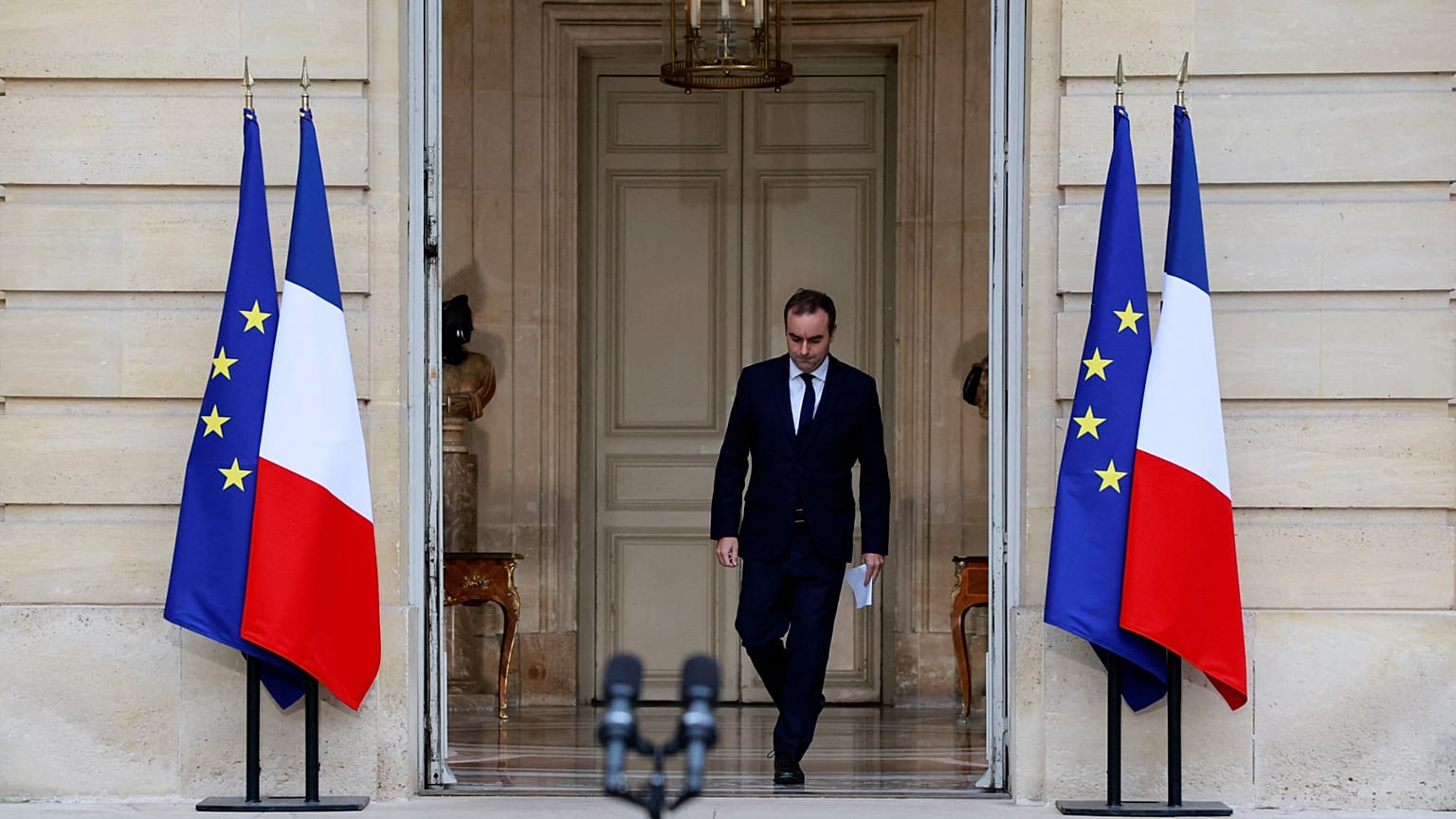 El primer ministro saliente francés, Sebastien Lecornu, hace una declaración en el Hotel Matignon, residencia del primer ministro, el miércoles 8 de octubre de 2025. 