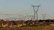 Torres de alta tensión en el medio del campo en Argentina.