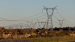 Torres de alta tensión en el medio del campo en Argentina.