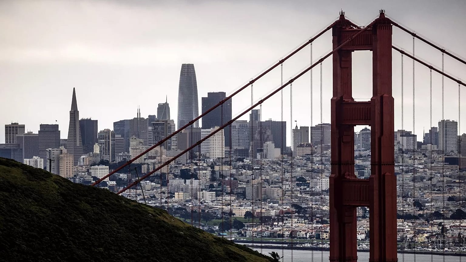 A ponte Golden Gate e o centro de São Francisco são vistos a partir de Marin Headlands, perto de Sausalito, 6 de fevereiro de 2025