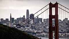 Η γέφυρα Golden Gate και το κέντρο του Σαν Φρανσίσκο φαίνονται από το Marin Headlands κοντά στο Sausalito, 6 Φεβρουαρίου 2025