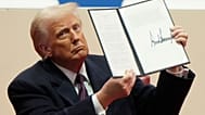 ABD Başkanı Donald Trump, Beyaz Saray'da imzaladığı bir Başkanlık Kararnamesi'ni gösterirken, 20 Ocak 2025