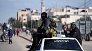 Hamas militanları Gazze'de bir araçla ilerlerken, Ocak 2025