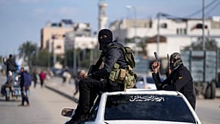 Hamas militanları Gazze'de bir araçla ilerlerken, Ocak 2025
