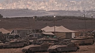 دبابات إسرائيلية في منطقة تحشيد قرب الحدود الإسرائيلية-الغزية، كما يُرى من جنوب إسرائيل، يوم الخميس 9 أكتوبر 2025، عقب الإعلان عن اتفاق وقف إطلاق النار بين إسرائيل وحماس 