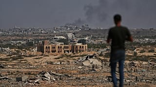 ARQUIVO: Fumo na cidade de Gaza visto do centro da Faixa de Gaza, 8 de outubro de 2025