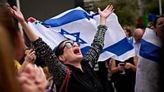 Pessoas celebram enquanto Israel e Hamas concordam com a primeira fase de um plano de paz
