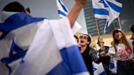 Άνθρωποι γιορτάζουν την ανακοίνωση ότι το Ισραήλ και η Χαμάς συμφώνησαν στην πρώτη φάση ενός ειρηνευτικού σχεδίου για την παύση των συγκρούσεων, στο Τελ Αβίβ, Ισραήλ, στις 9 Οκτωβρίου 2025. 