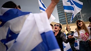 People celebrate the announcement that Israel and Hamas have agreed to the first phase of a peace plan to pause the fighting, in Tel Aviv, Israel, on 9 Oct, 2025. 