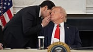 وزير الخارجية ماركو روبيو يهمس للرئيس دونالد ترامب، الذي كان يمسك بالملاحظة التي سلّمها له في غرفة الطعام الرسمية بالبيت الأبيض، يوم الأربعاء 8 أكتوبر 2025، في واشنطن