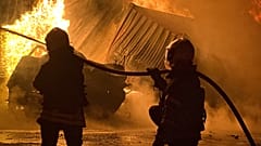 Foto des ukrainischen Notdienstes: Einsatzkräfte bekämpfen einen Brand nach einem russischen Angriff auf Odesa, 09.10.2025