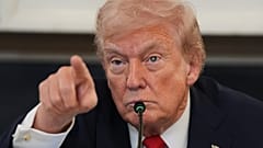 Präsident Donald Trump spricht während einer Diskussionsrunde über Antifa im Speisesaal des Weißen Hauses. 8. Oktober 2025.