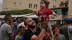 Palestinianos celebram o anúncio de um acordo de cessar-fogo entre Israel e o Hamas, 9 de outubro de 2025