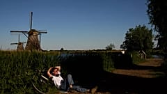 Une personne se repose à l'ombre près des moulins à vent du XVIIIe siècle. Photo de Lindsay Wasson