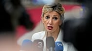 La vicepresidenta segunda del Gobierno, Yolanda Díaz, habla con los medios de comunicación en Bruselas, el 25 de octubre de 2023.
