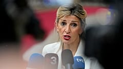 La vicepresidenta segunda del Gobierno, Yolanda Díaz, habla con los medios de comunicación en Bruselas, el 25 de octubre de 2023.