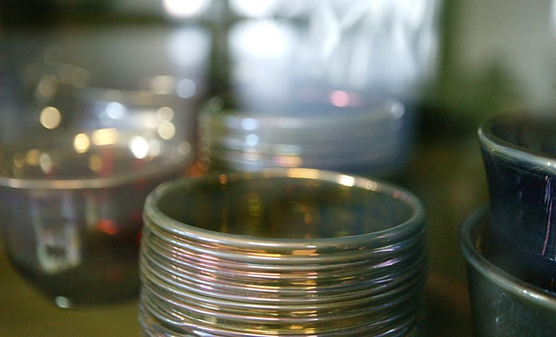 Üvegszál rátétes, irizáló edény - Horváth Márton dísztála 1982-ből az Üvegtárban