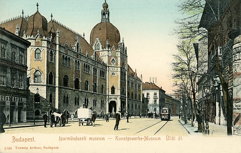 Az Iparművészeti Múzeum az eozin-krimi korában, 1904-ben egy német képeslapcég színezett fotóján
