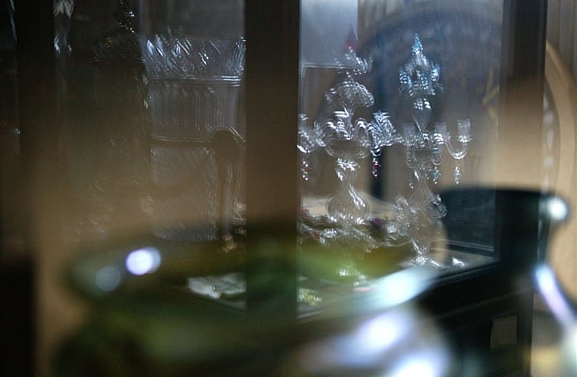 A padlásablakon beszűrődő fények játéka ilyen volt az Üvegtárban 2006-ban, az előtérben egy irizáló edény pereme látható