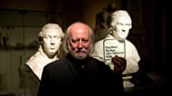 El húngaro Laszlo Krasznahorkai posa en Londres en 2015, en una foto de archivo, con su premio Booker